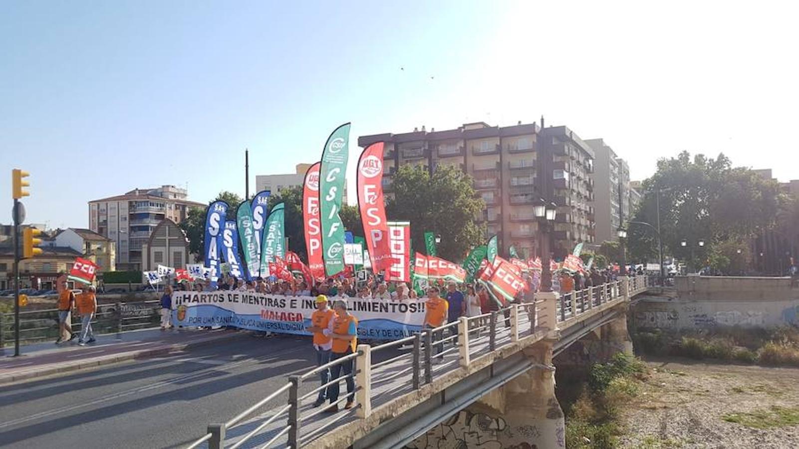 Unas 2.500 personas han participado en la tarde de este jueves en una manifestación en la que sindicalistas, asociaciones de vecinos y de pacientes, colegios profesionales, trabajadores, distintos colectivos y ciudadanos en general han dirigido sus quejas contra la Consejería de Salud y el SAS por la falta de personal y de medios en hospitales y centros de atención primaria, así como por no poner freno a las listas de espera quirúrgicas y diagnósticas. Igualmente, se han exigido distintas infraestructuras sanitarias, entre ellas un hospital de 800 camas en Málaga, la mejora de las condiciones de los centros de salud, la construcción de un CHARE en la zona este de la capital, la reforma integral del Marítimo de Torremolinos y que el Hospital del Guadalhorce funcione el cien por cien, entre otras cuestiones. La protesta se ha llevado a cabo bajo el lema 'Hartos de mentiras e incumplimientos'.