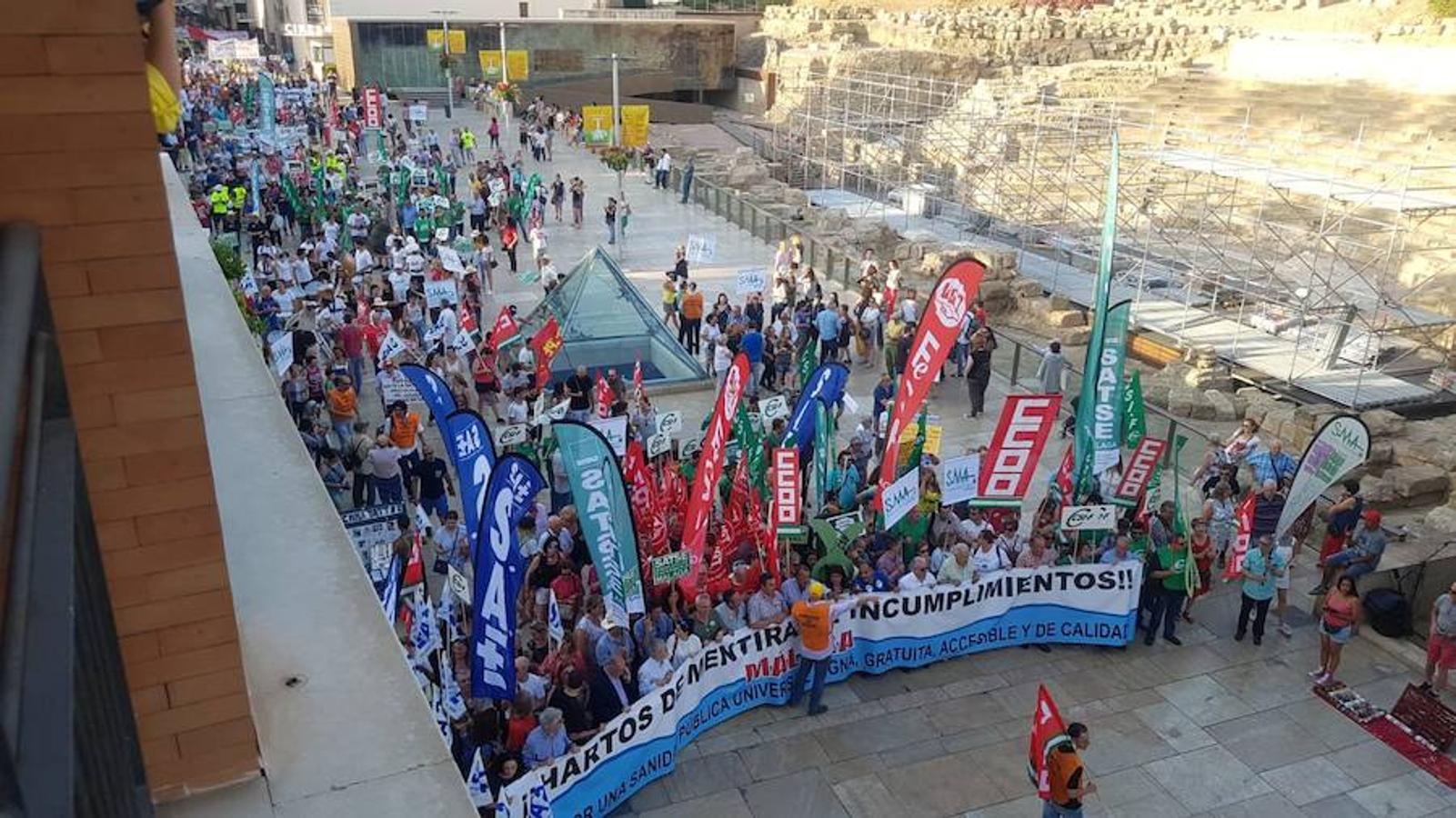 Unas 2.500 personas han participado en la tarde de este jueves en una manifestación en la que sindicalistas, asociaciones de vecinos y de pacientes, colegios profesionales, trabajadores, distintos colectivos y ciudadanos en general han dirigido sus quejas contra la Consejería de Salud y el SAS por la falta de personal y de medios en hospitales y centros de atención primaria, así como por no poner freno a las listas de espera quirúrgicas y diagnósticas. Igualmente, se han exigido distintas infraestructuras sanitarias, entre ellas un hospital de 800 camas en Málaga, la mejora de las condiciones de los centros de salud, la construcción de un CHARE en la zona este de la capital, la reforma integral del Marítimo de Torremolinos y que el Hospital del Guadalhorce funcione el cien por cien, entre otras cuestiones. La protesta se ha llevado a cabo bajo el lema 'Hartos de mentiras e incumplimientos'.