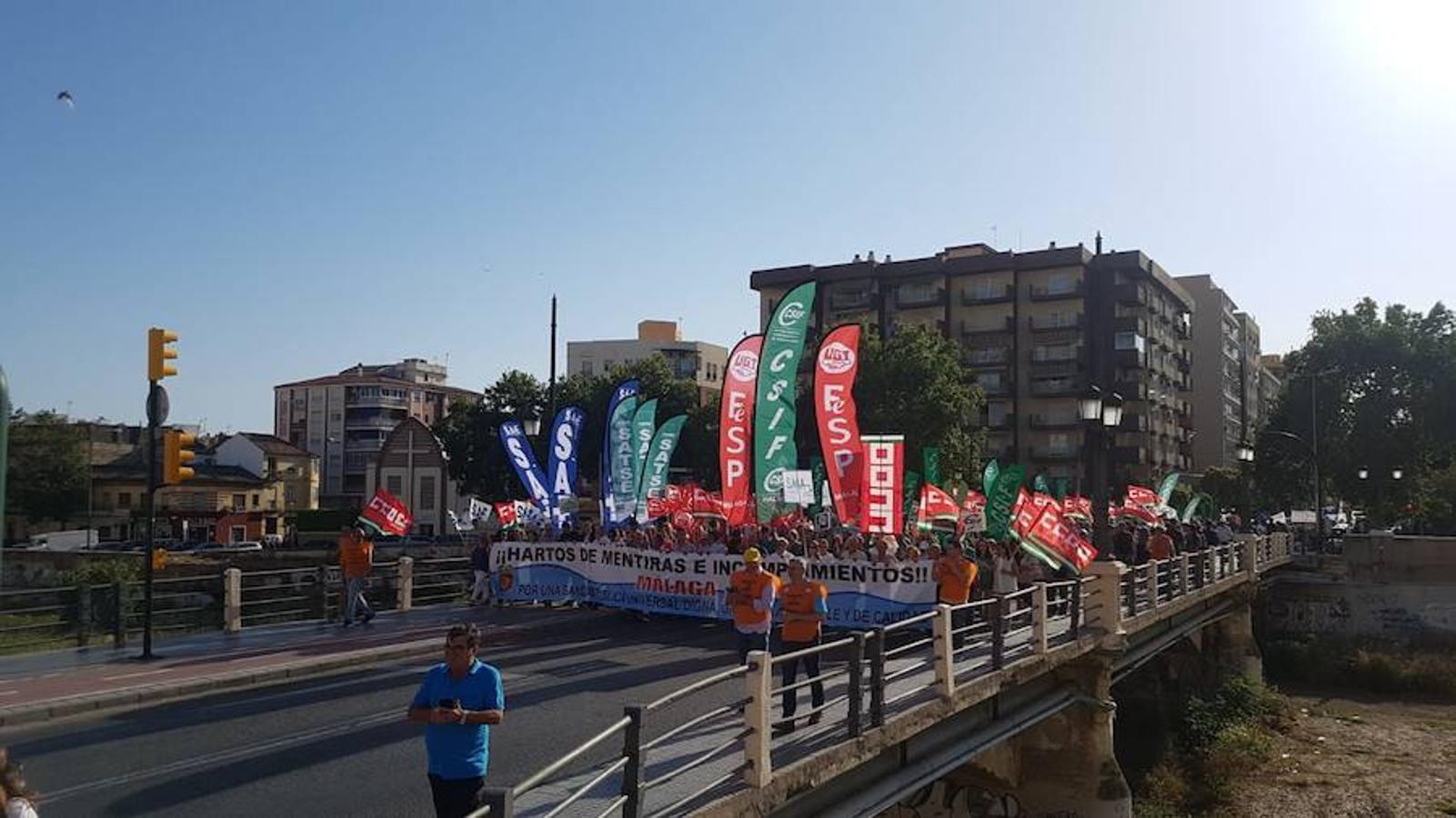 Unas 2.500 personas han participado en la tarde de este jueves en una manifestación en la que sindicalistas, asociaciones de vecinos y de pacientes, colegios profesionales, trabajadores, distintos colectivos y ciudadanos en general han dirigido sus quejas contra la Consejería de Salud y el SAS por la falta de personal y de medios en hospitales y centros de atención primaria, así como por no poner freno a las listas de espera quirúrgicas y diagnósticas. Igualmente, se han exigido distintas infraestructuras sanitarias, entre ellas un hospital de 800 camas en Málaga, la mejora de las condiciones de los centros de salud, la construcción de un CHARE en la zona este de la capital, la reforma integral del Marítimo de Torremolinos y que el Hospital del Guadalhorce funcione el cien por cien, entre otras cuestiones. La protesta se ha llevado a cabo bajo el lema 'Hartos de mentiras e incumplimientos'.