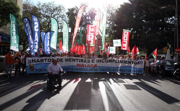 Los manifestantes corearon que la sanidad pública no se vende, se defiende. 