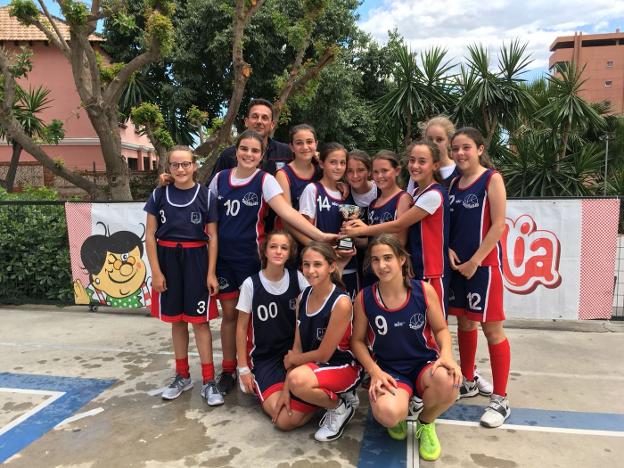 El equipo de Teresianas alevín femenino ganó en su categoría. ::