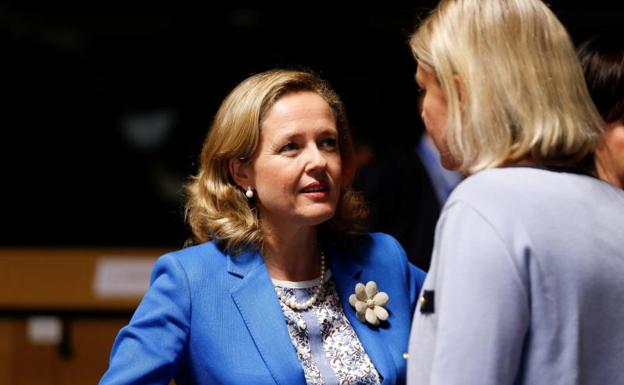 La ministra de Economía, Nadia Calviño, conversa con la ministra sueca de Finanzas, Magdalena Andersson.