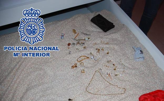 Detenida acusada de asaltar a una octogenaria dentro de su vivienda en Antequera y amenazarla con un cuchillo