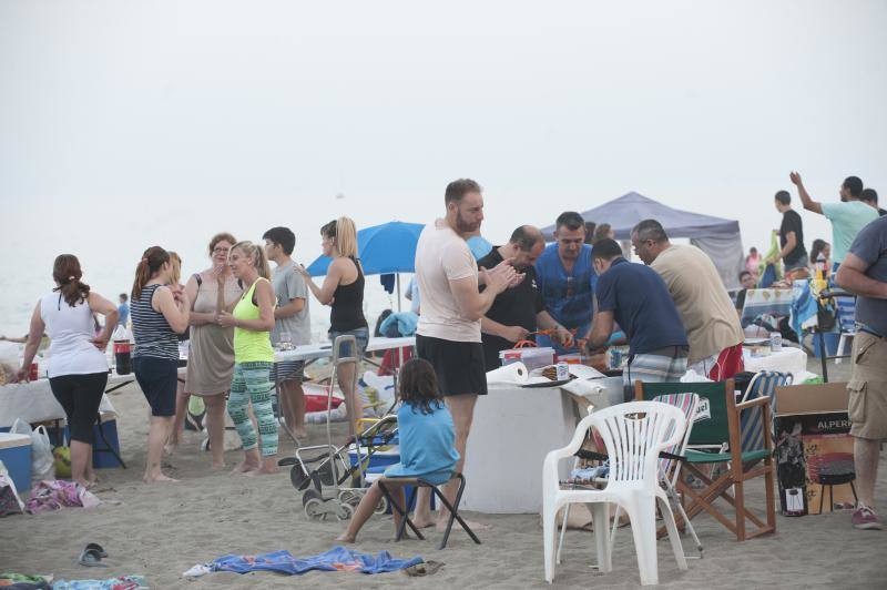 Imágenes de malagueños disfrutando de la llegada del verano en La Misericordia