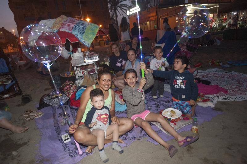 Imágenes de malagueños disfrutando de la llegada del verano en La Misericordia