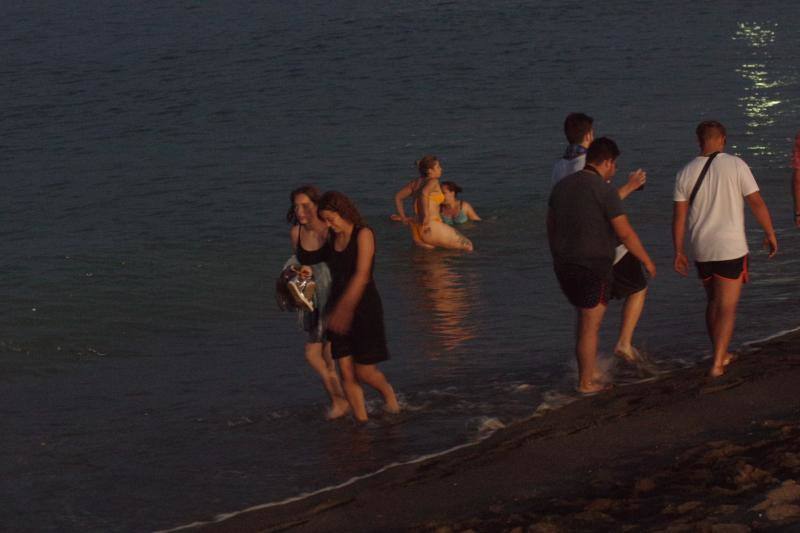 Imágenes de los malagueños en la playa de La Malagueta, donde hubo música en directo