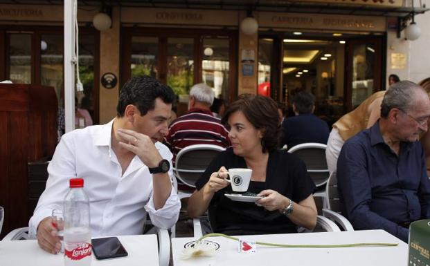 Imagen principal - Sáenz de Santamaría se presenta como la candidata que puede ganar a Sánchez y promete renovar el PP