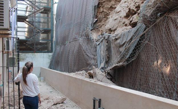 Los patios de estas viviendas han quedado totalmente inutilizables por la caída de rocas y arena. 