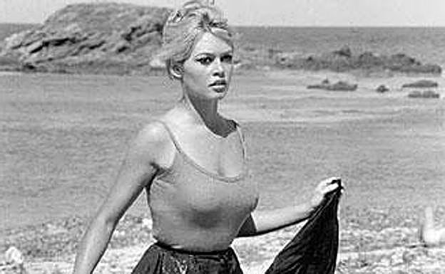 Imagen principal - Brigitte Bardot, en una playa de Torremolinos. Maureen O'Hara, en un fotograma de la película rodada en Málaga.Bardot, en una de la escenas rodadas en la playa de Torremolinos que nunca llegaron a verse en España. 