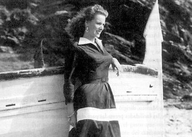 Imagen secundaria 1 - Brigitte Bardot, en una playa de Torremolinos. Maureen O'Hara, en un fotograma de la película rodada en Málaga.Bardot, en una de la escenas rodadas en la playa de Torremolinos que nunca llegaron a verse en España. 