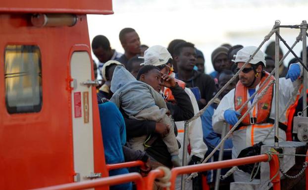 Inmigrantes trasladados al puerto de Málaga. 