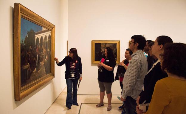 La educadora Belén Brasa acompaña a miembros de Afesol a la visita por la colección del Museo Carmen Thyssen. 