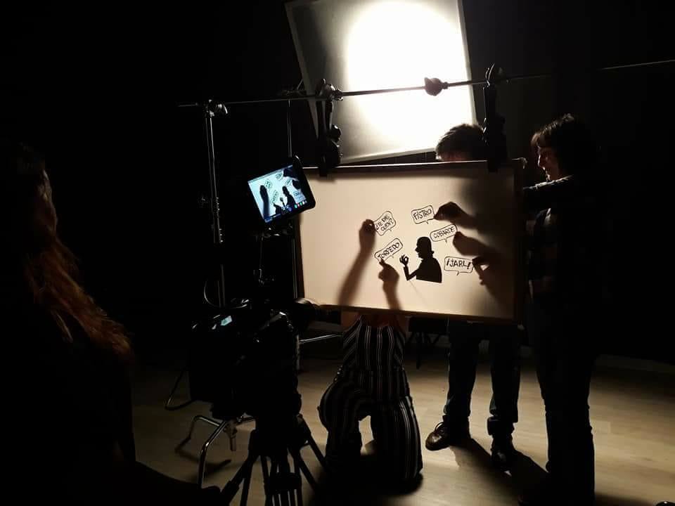 Para el videoclip se ha empleado la técnica de las sombras chinescas.