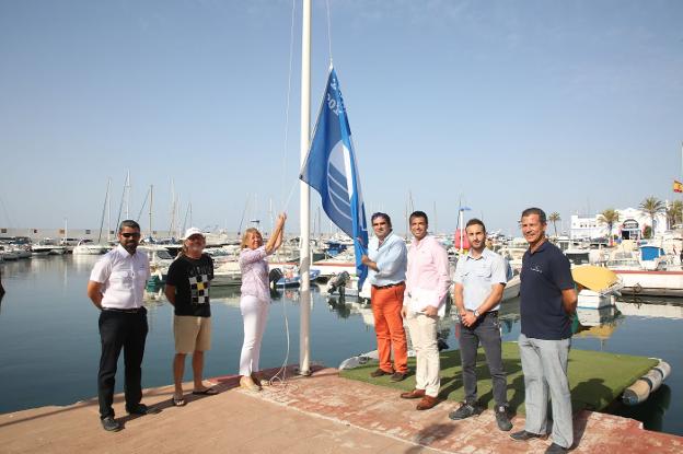 La alcaldesa izando la bandera azul en la marina junto a responsables del puerto y el concejal del ramo. :: sur