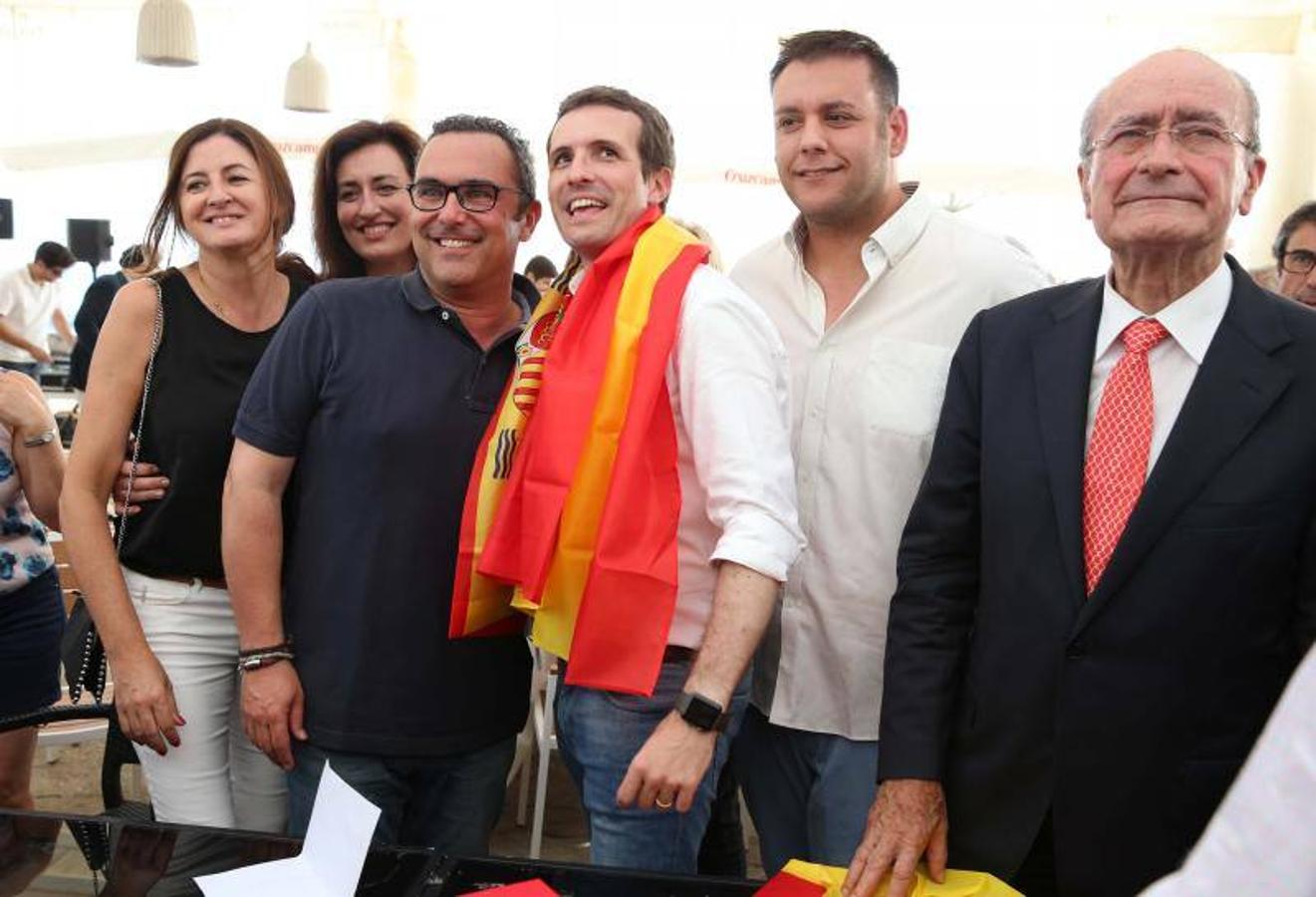 El precandidato a la Presidencia del PP Pablo Casado atiende a los medios de comunicación antes de mantener un encuentro con afiliados para ver el partido de la selección española