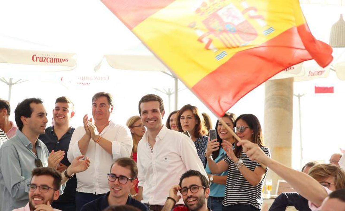 El precandidato a la Presidencia del PP Pablo Casado atiende a los medios de comunicación antes de mantener un encuentro con afiliados para ver el partido de la selección española