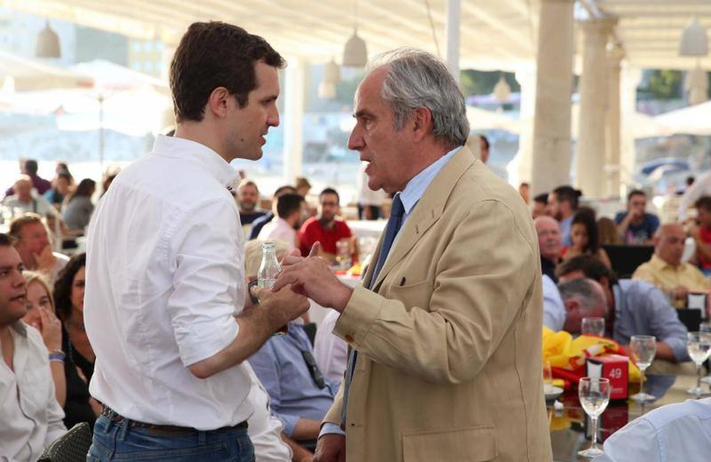 El precandidato a la Presidencia del PP Pablo Casado atiende a los medios de comunicación antes de mantener un encuentro con afiliados para ver el partido de la selección española