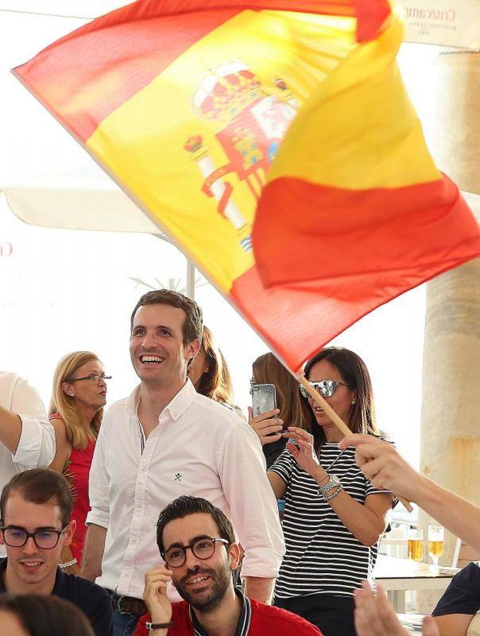 El precandidato a la Presidencia del PP Pablo Casado atiende a los medios de comunicación antes de mantener un encuentro con afiliados para ver el partido de la selección española