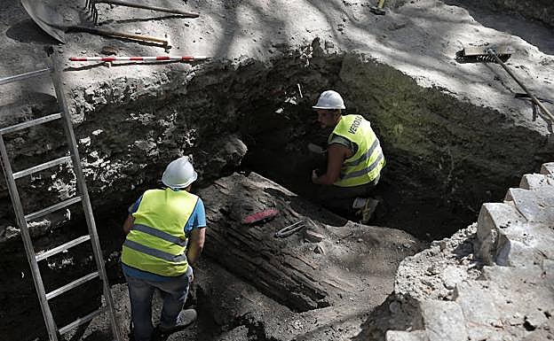 Restos que han aparecido bajo la calzada central. 