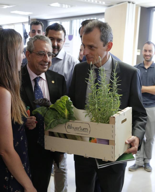 El nuevo ministro de Ciencia, Innovación y Universidades, Pedro Duque, visita la Universidad de Málaga y considera una prioridad la transferencia tecnológica, más ayudas y menos limitaciones a la investigación.