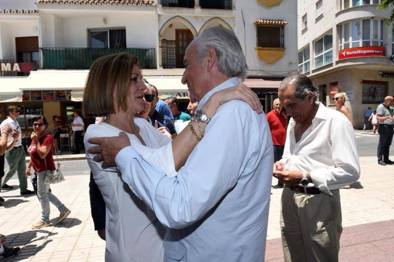 María Dolores de Cospedal, candidata a presidir el PP, ha hecho escala en Estepona, donde ha defendido que la renovación del partido debe basarse en la recuperación de la esencia de los valores que siempre han definido al centro-derecha español y no pasa «por parecernos a otros».