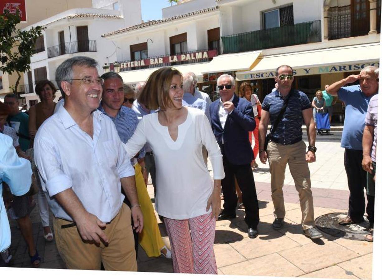 María Dolores de Cospedal, candidata a presidir el PP, ha hecho escala en Estepona, donde ha defendido que la renovación del partido debe basarse en la recuperación de la esencia de los valores que siempre han definido al centro-derecha español y no pasa «por parecernos a otros».