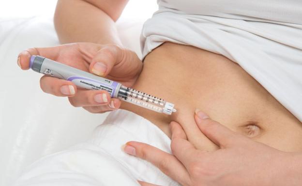 Una mujer se inyecta insulina.