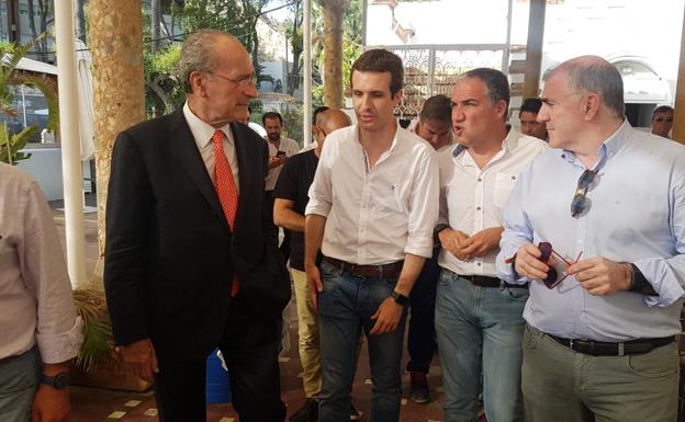 Casado, ayer, en los Baños del Carmen, junto a cargos del PP y militantes.