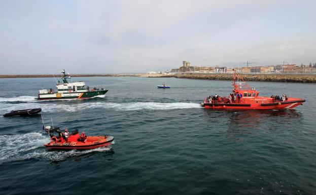 Ascienden a 155 los inmigrantes rescatados en el Estrecho tras el hallazgo de dos nuevas pateras