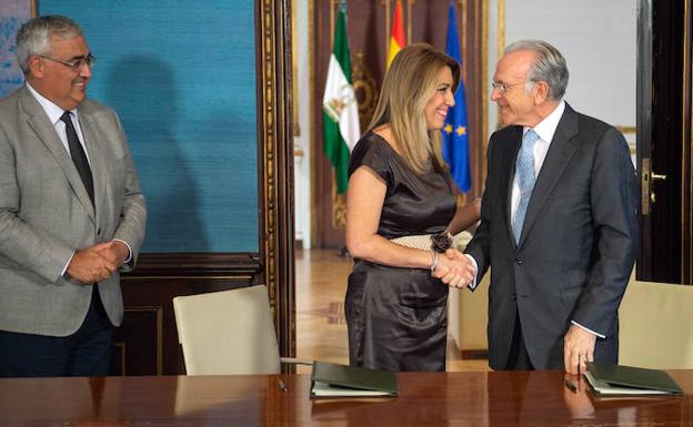 Susana Díaz e Isidro Fainé, ayer tras la firma del acuerdo, junto al consejero de Economía, Antonio Ramírez de Arellano. 