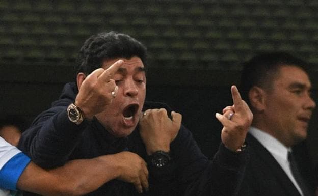 Maradona celebra el gol de Messi. 