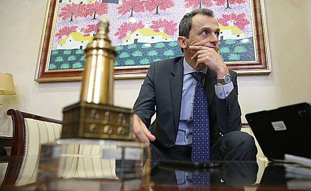 Pedro Duque, durante la entrevista en el Rectorado.