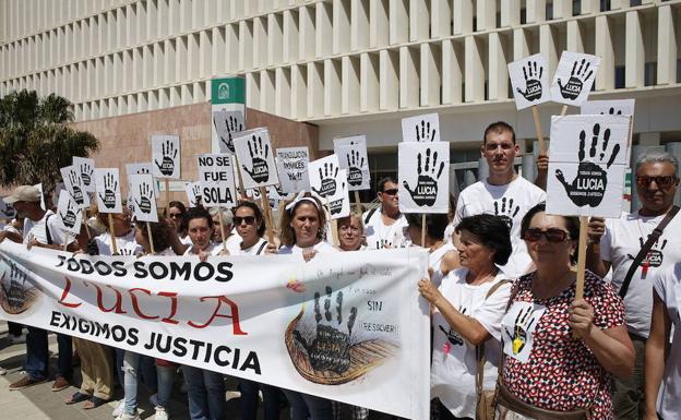 Los padres de Lucía, en una concentración anterior en la Ciudad de la Justicia. 