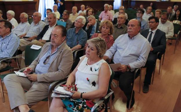 Público asistente al evento, celebrado en el salón de actos de Unicaja de la Acera de la Marina.