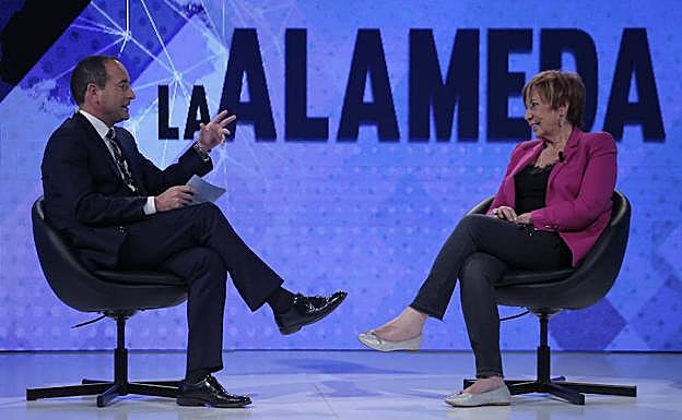 Manuel Castillo pregunta a Celia Villalobos durante un momento del programa. 