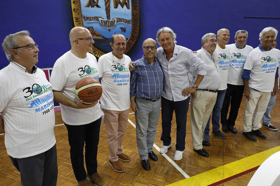 Aficionados,técnicos, directivos y jugadores se reunieron en el colegio de calle La Victoria para celebrar la efeméride