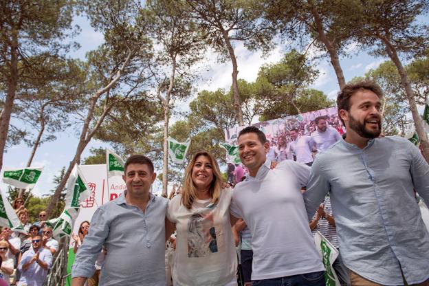 Susana Díaz con Paco Reyes, secretario provincial del PSOE en Jaén, y dirigentes de este partido en la provincia. :: J. M. Vidal. efe