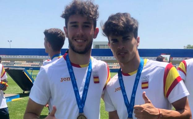 Álvaro Fernández y Juan Cruz, ayer con sus medallas. 