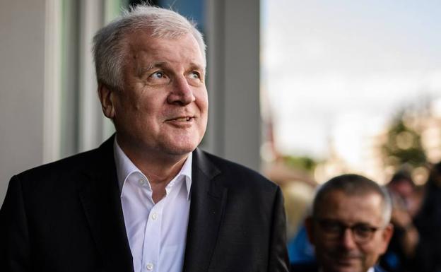 El ministro del Interior alemán y líder de la Unión Socialcristiana (CSU), Horst Seehofer, llega a una reunión con la líder de la líder de la Unión Cristianodemócrata (CDU), la canciller alemana Angel Merkel. 