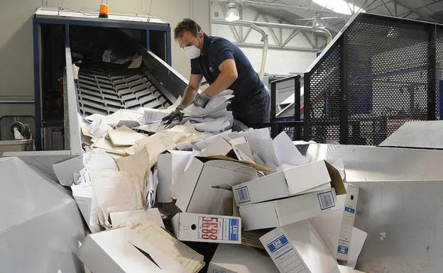 Un operario destruye documentos autorizados por la Junta de Expurgo. 