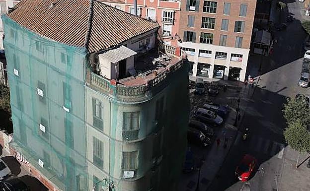 Hoyo de Esparteros, donde sigue el edificio de La Mundial. 