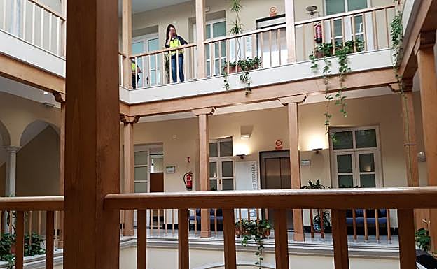 Agentes en el interior del consistorio veleño.