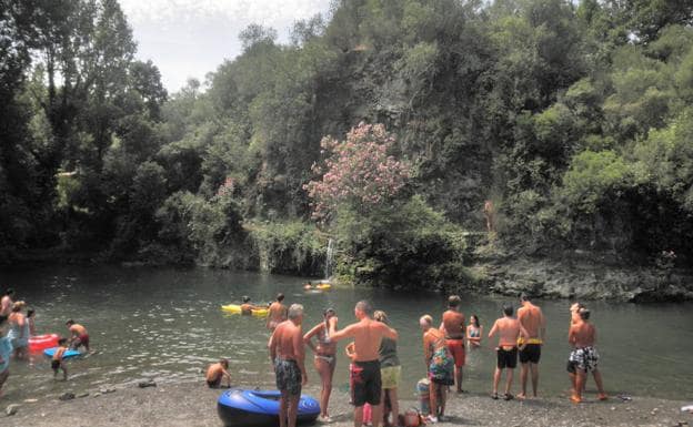 Bañistas en el Charco Redondo.