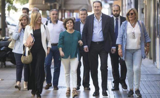 Soraya Sáenz de Santamaría cierra campaña en Sevilla arropada por Moreno, Arenas, Bendodo y Sanz