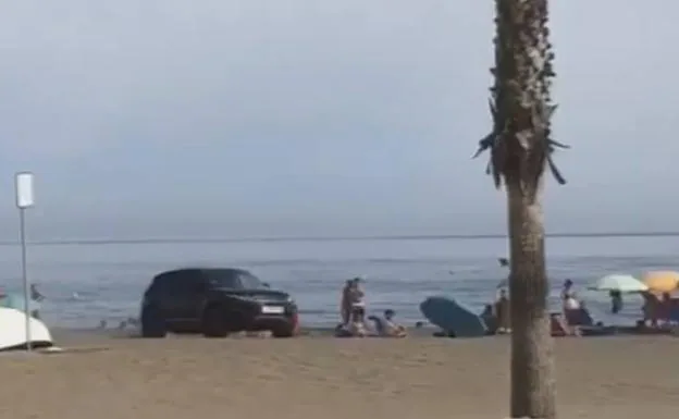Monumental susto en la playa de Rincón de la Victoria al circular un vehículo por la arena durante cinco minutos 