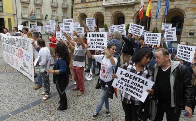 Afectados por el cierre de la clínica iDental de Gijón