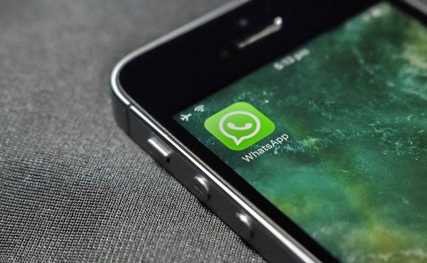 La aplicación WhatsApp instalada en un smartphone.