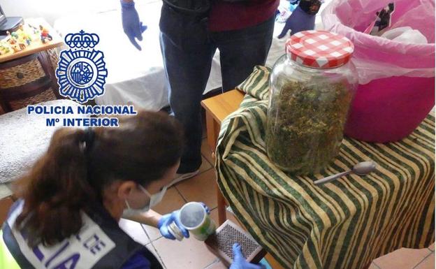 Desmantelan un punto de venta de droga donde se intoxicaron unos jóvenes con un brownie