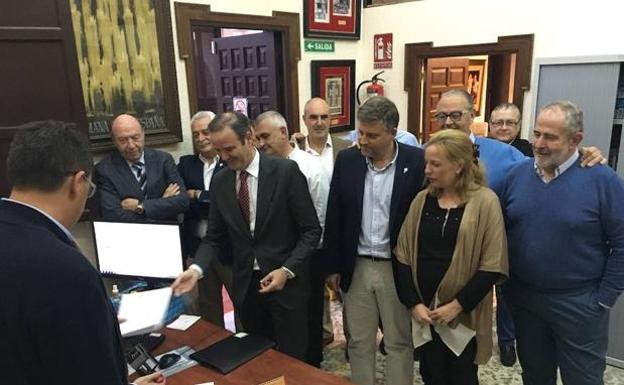 Imagen de archivo de la entrega de la candidatura de Pablo Atencia a la Agrupación de Cofradías. 