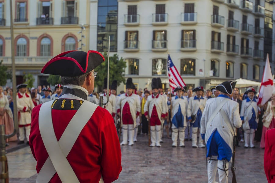 Una colorista marcha con música, banderas de barras y estrellas y predominio de las indumentarias en azul, blanco y rojo tomó ayer la calle Larios y la Plaza de la Constitución para celebrar el Día de la Independencia de EE UU. A las 19.30 horas, el alcalde, Francisco de la Torre; el regidor de Macharaviaya, Antonio Campos; el diputado de Cultura, Víctor González; la cónsul de EE UU en Málaga, Roberta Aaron, y la vicecónsul de España en Pensacola, María Davis, presenciaron el desfile.